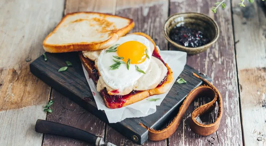 Необычная находка для завтрака: бриоши с индейкой и клюквенным джемом