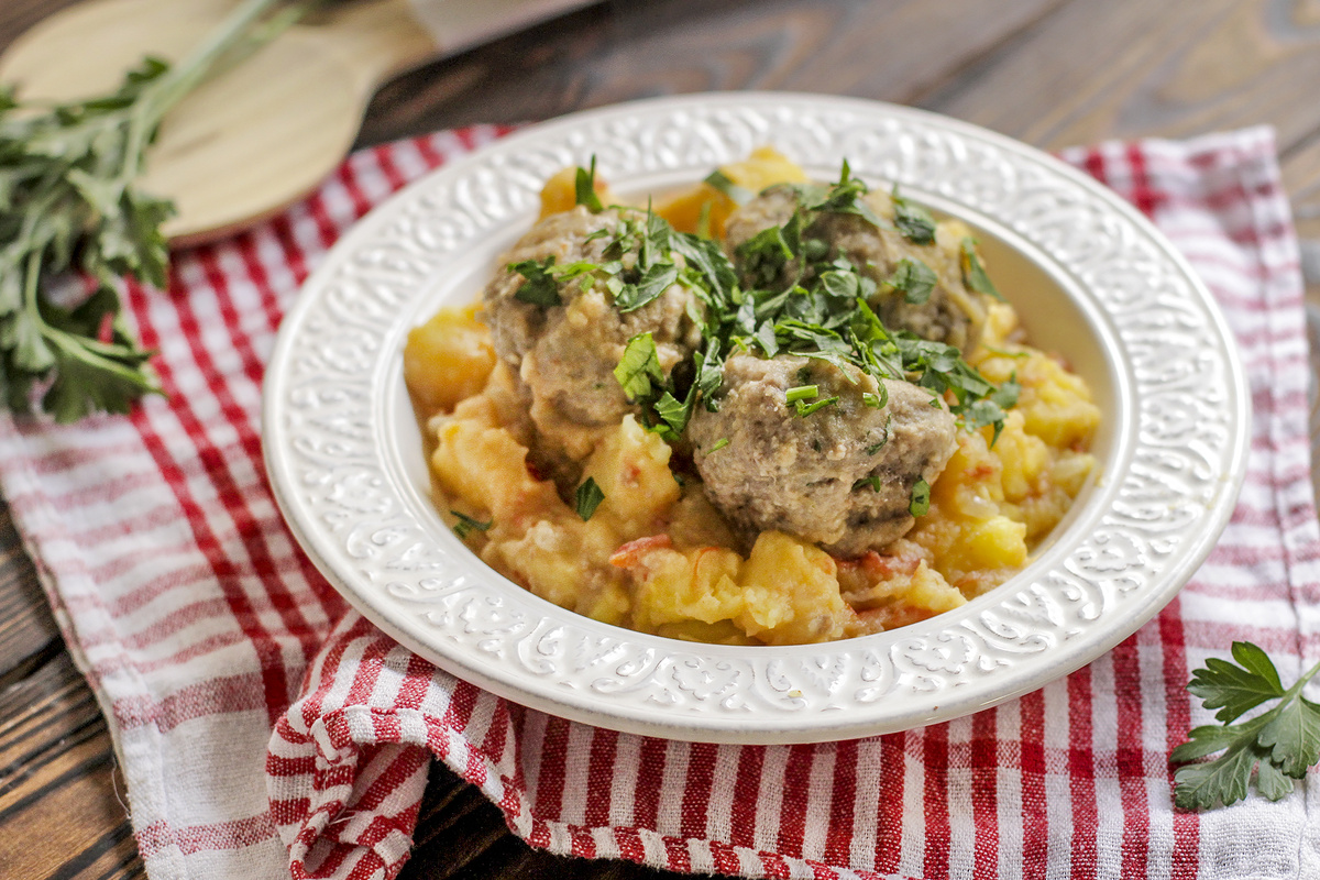 Как приготовить яхнию: классический балканский рецепт с фрикадельками и овощами