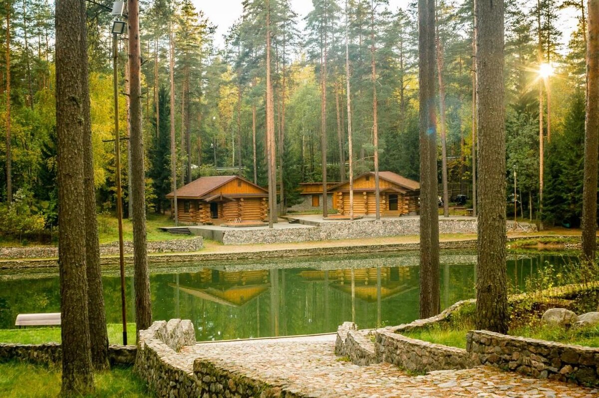 Эко-отель у реки: премиальный проект с электрозарядками для современных туристов