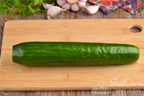 Пять универсальных рецептов салатов из огурцов, которые удивят вашим гостям