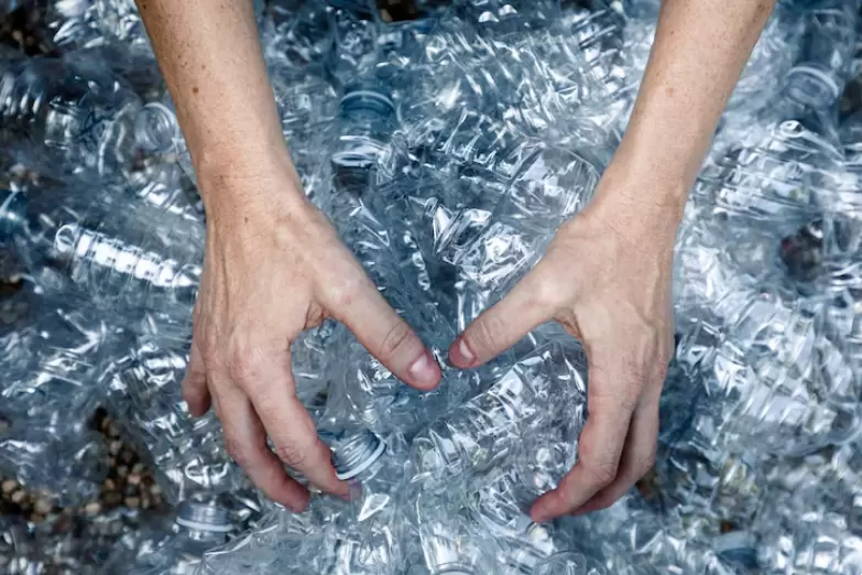 Почему пластик не место в унитазе: опасности засоров и проблемы с микропластиком