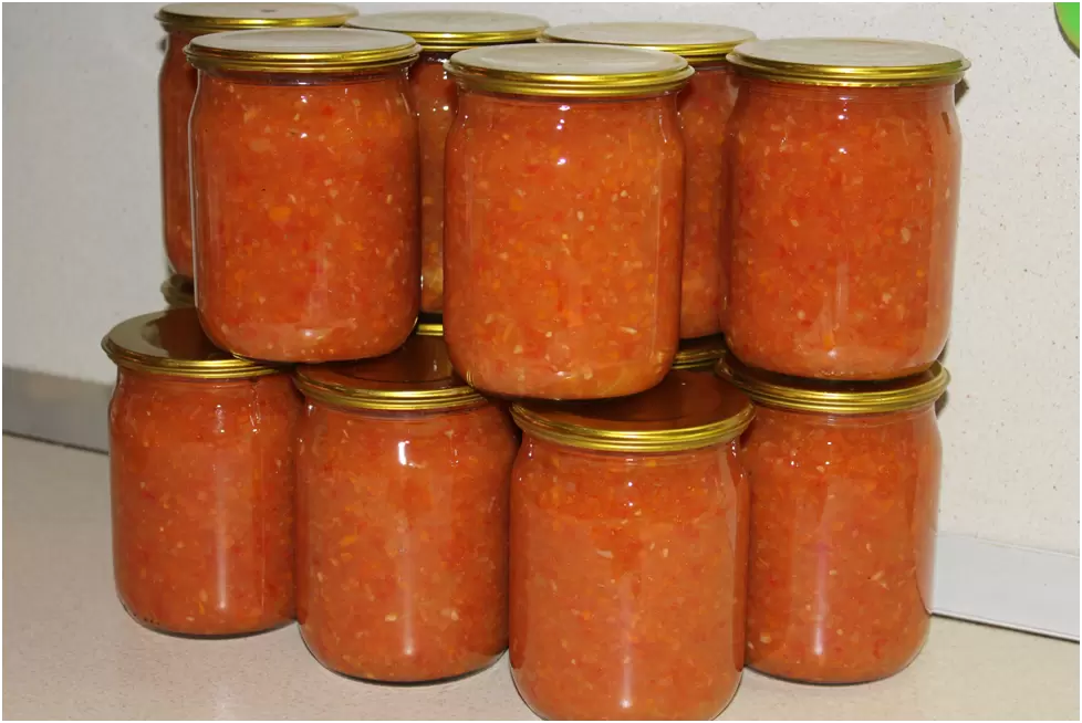 Острый и ароматный образец домашней консервации: кабачковая аджика на зиму