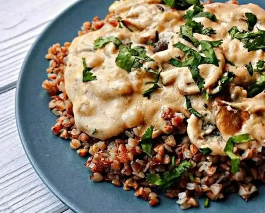 Гречка с грибной подливой: вкусное решение для постного стола