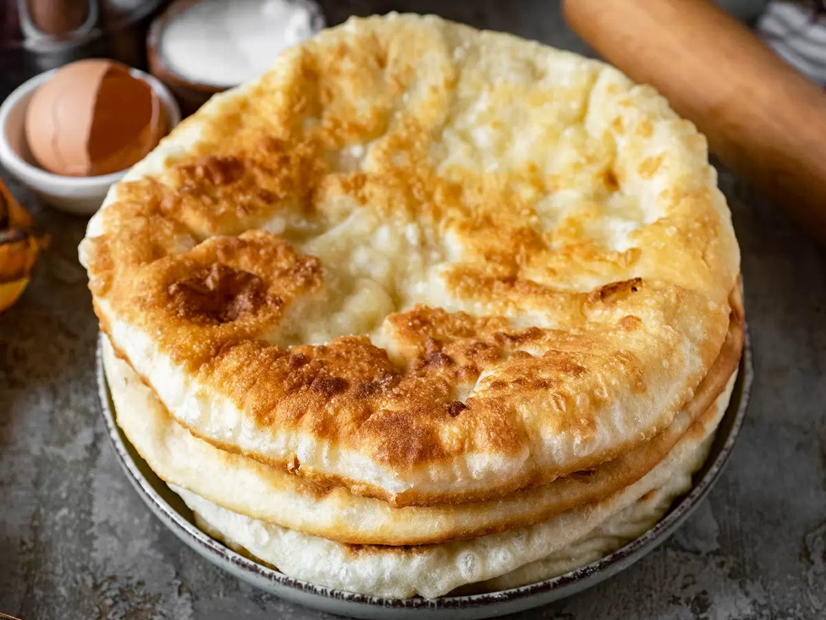 Упрощенный рецепт лепешек с луком для всей семьи