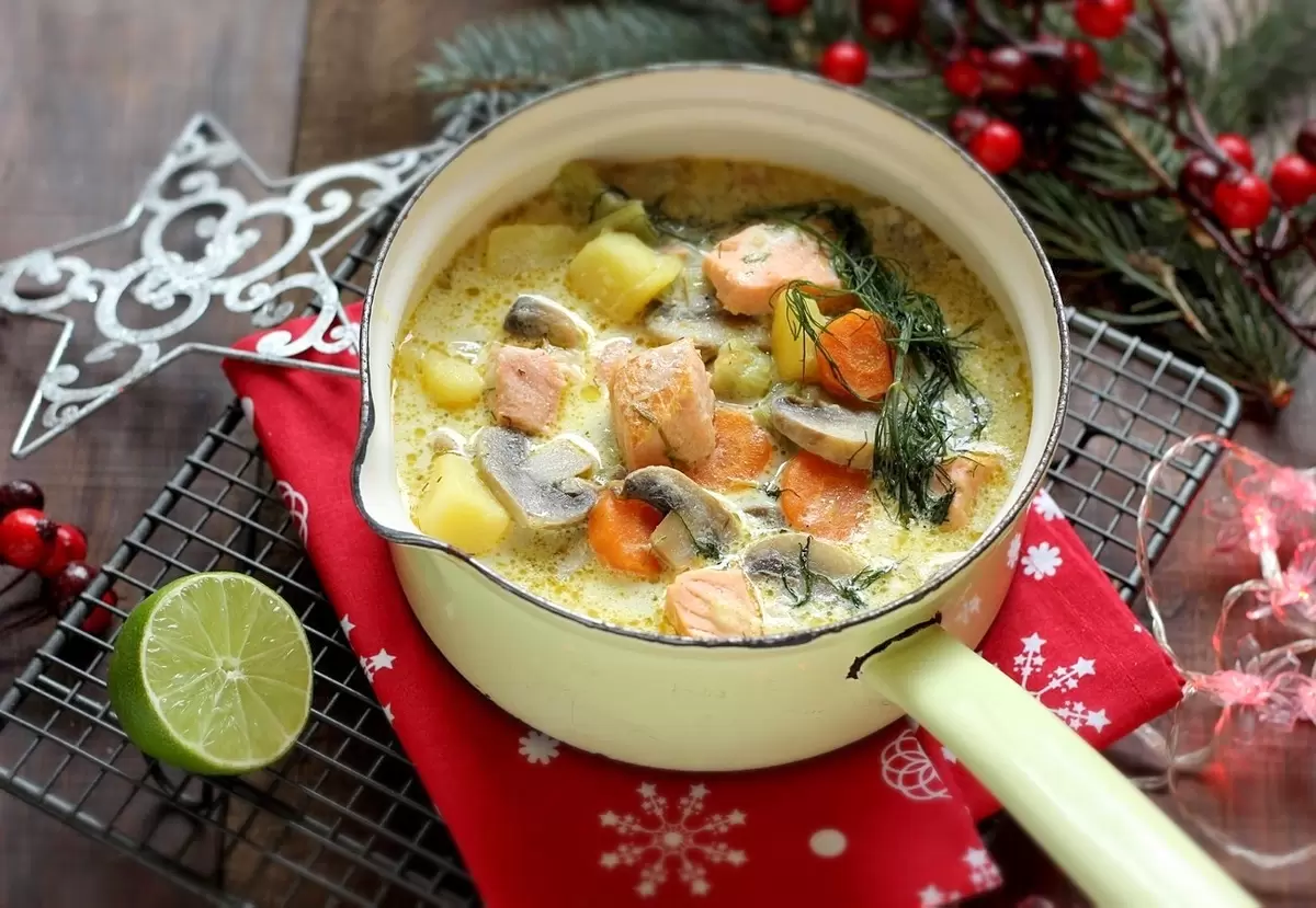 Погружение в новогодние традиции: Уха с грибами и красной рыбой в праздничном меню