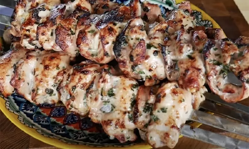 Секреты идеального куриного шашлыка: бекон и сыр для непревзойденной сочности