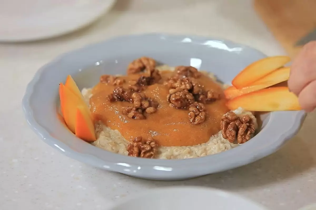 Ароматный завтрак для холодного утра: овсянка с хурмой и карамелью