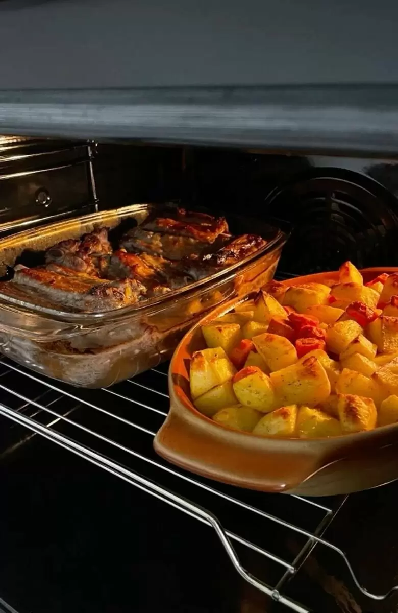 Почему мясо в духовке выходит сухим: три привычных ошибки и как их исправить