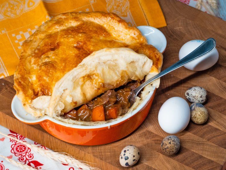 День пива в каждый кусочек: мясной пирог с темным пивом, который покорит сердца
