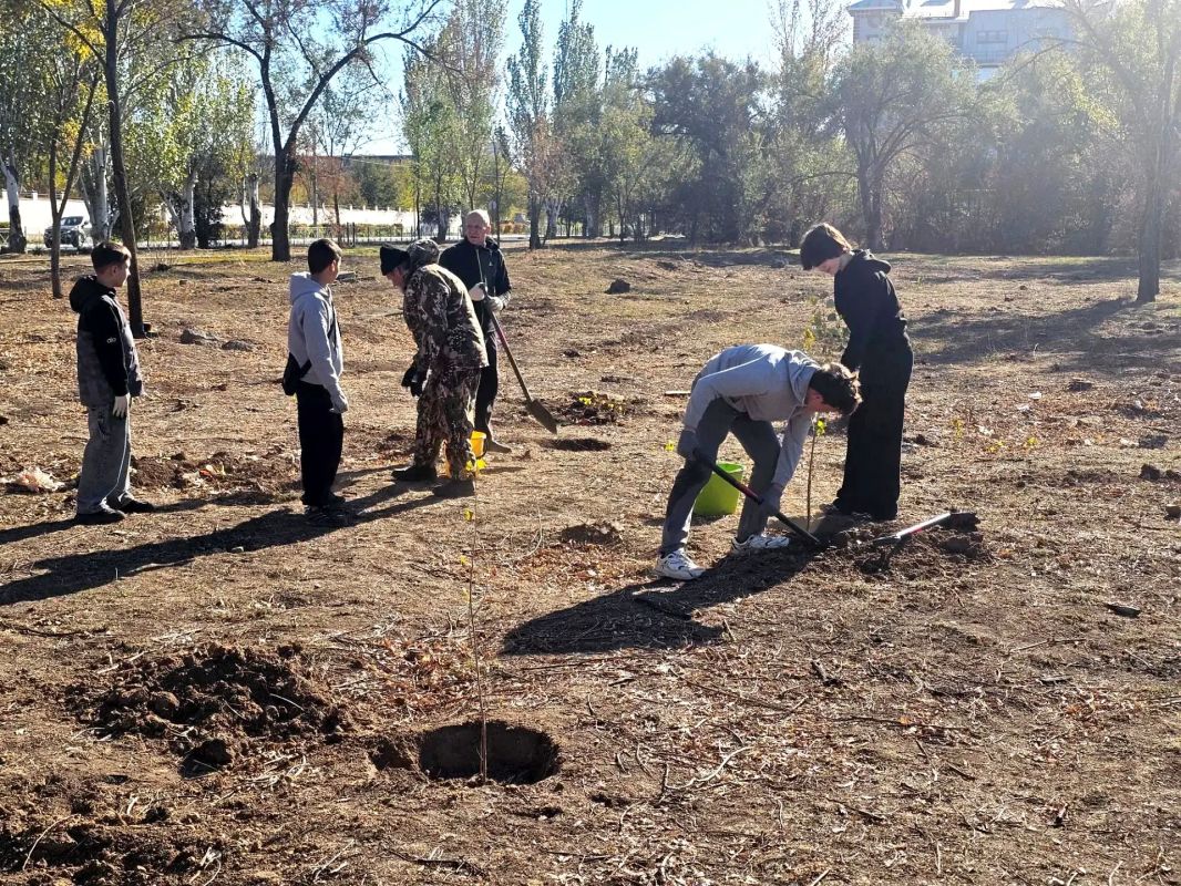 В рамках городского месячника по благоустройству и озеленению на территории физкультурно-оздоровительного комплекса «Волга» прошла традиционная экологическая акция В рамках городского месячника по благоустройству и озеленению на территории физкультурно-оздоровительного комплекса «Волга» прошла традиционная экологическая акция