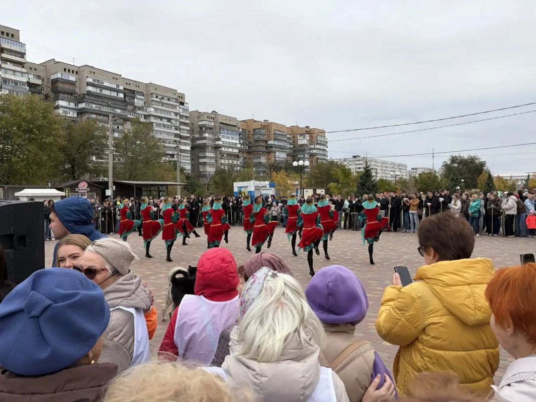 В парке «Новый город» было не менее многолюдно В парке «Новый город» было не менее многолюдно