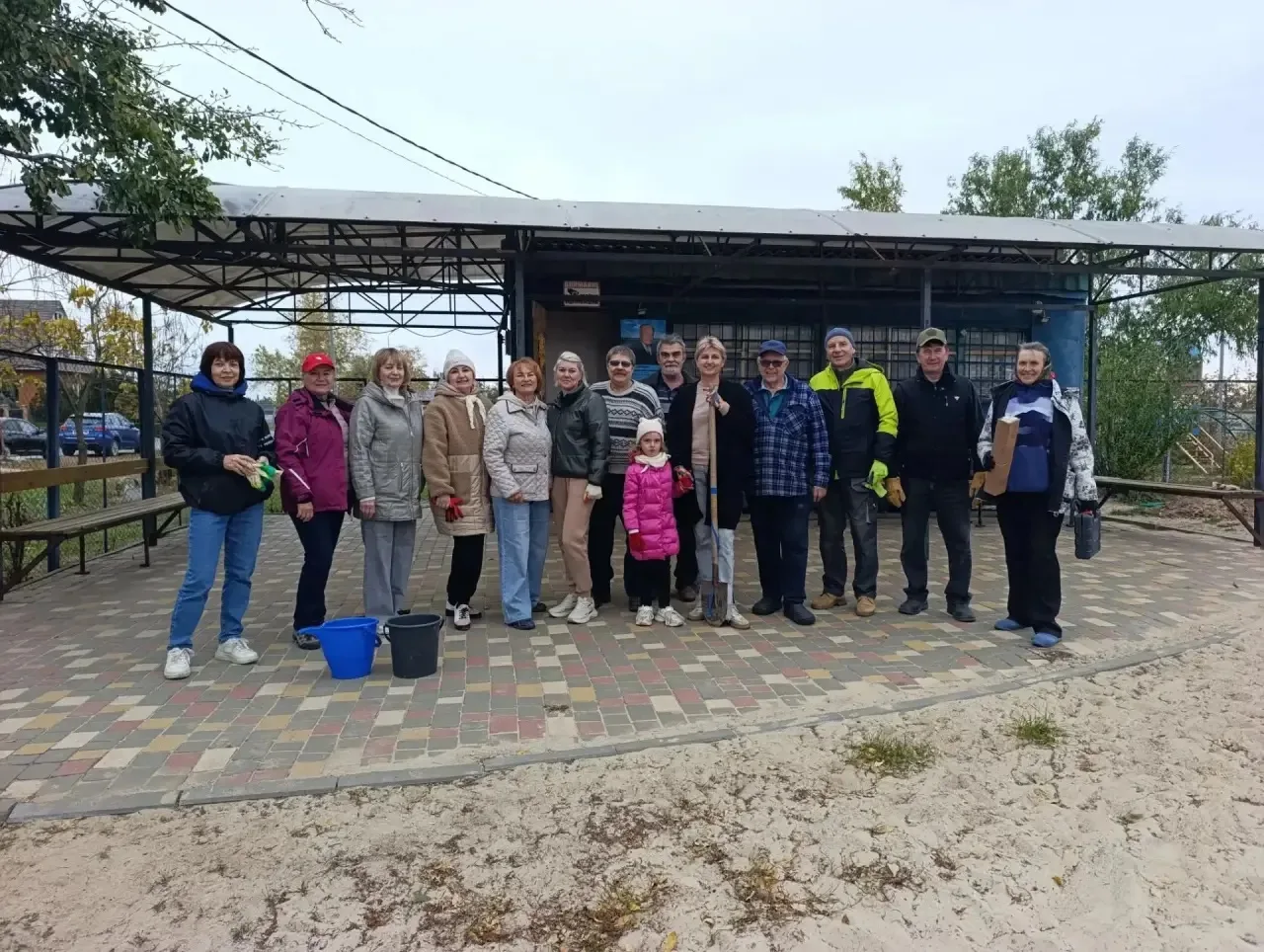 Субботник на 12 округе. На округе 12/1 волжане убрали территорию сквера на ул. Молодогвардейцев — мешки с мусором и ветками вывезли на двух тракторах